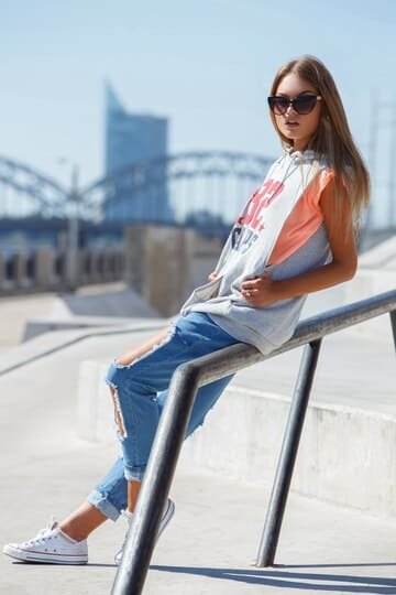 wide leg jeans with graphic shirt
