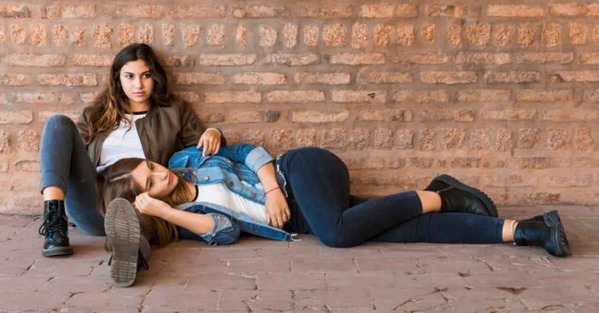 Colors That Pair Best with Dark Denim Jeans